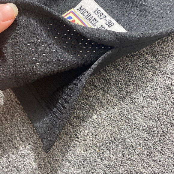 Michael Jordan Mitchell & Ness 97 98 Bulls Jersey Size 36 S Mens 100% Authentic - Picture 7 of 8